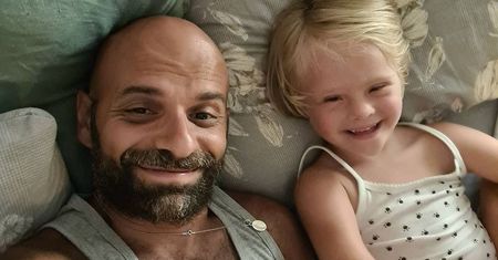 Dziewczynkę z zespołem Downa odrzuciło 20 rodzin. Adoptował ją samotny mężczyzna