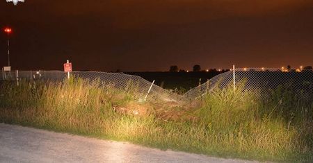 Niebezpieczne lądowanie spadochroniarza. Uderzył w siatkę ogrodzeniową lotniska