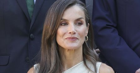 Królowa Letizia włożyła najmodniejszą spódnicę jesieni. Trafiła w dziesiątkę