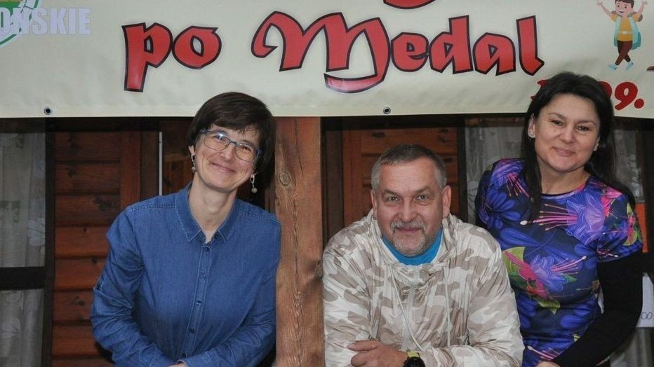 Na piechurów czekają członkowie zarządu PTTK: Magdalena Weber, Katarzyna Stępień i Mirosław Gryglewski