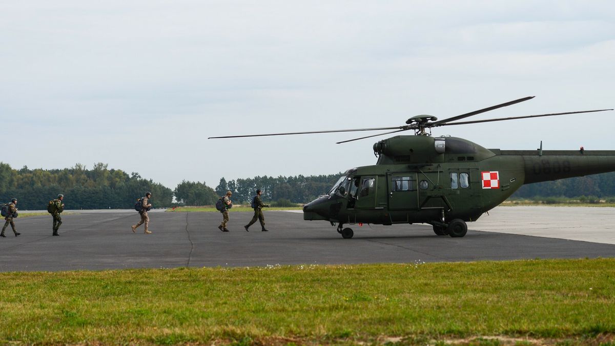 Śmigłowiec Mi-2 w bazie w Leżnicy Wielkiej. Zdjęcie poglądowe