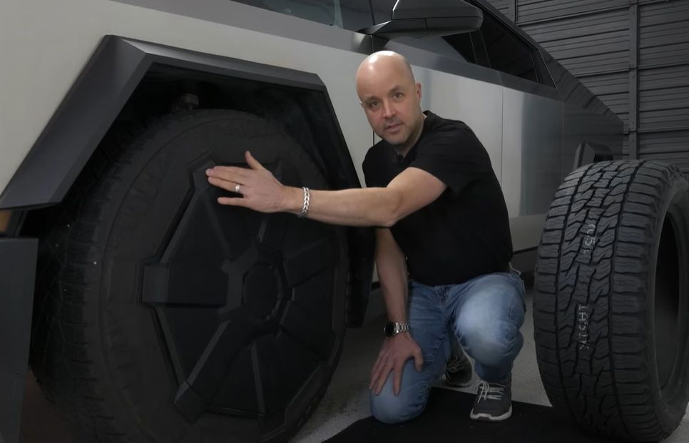 Tesla Cybertruck już na ulicach. Youtuber ujawnia wadę fabryczną