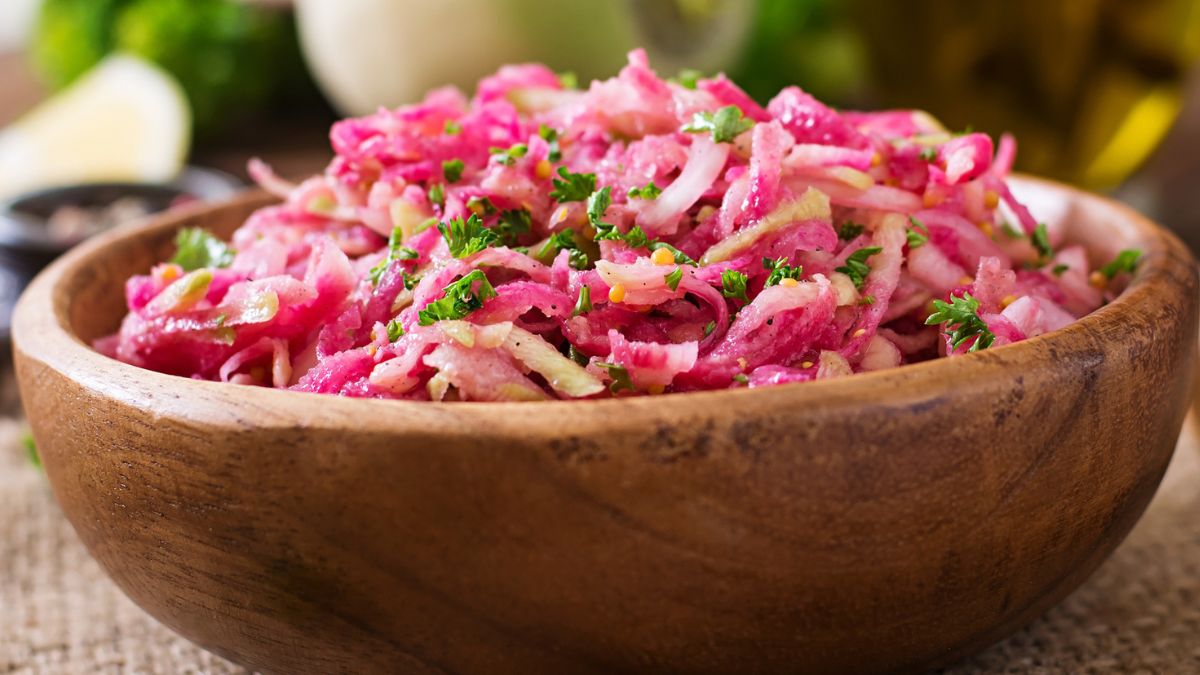 Surówka z kiszonej rzodkiewki.