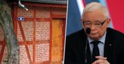 Skandal w Toruniu. Tabliczka "ku czci" Kaczyńskiego i reakcja władz