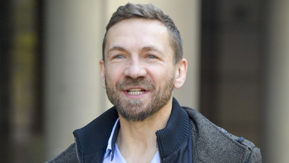 Przemek Kossakowski od dłuższego czasu nosi obrączkę na palcu