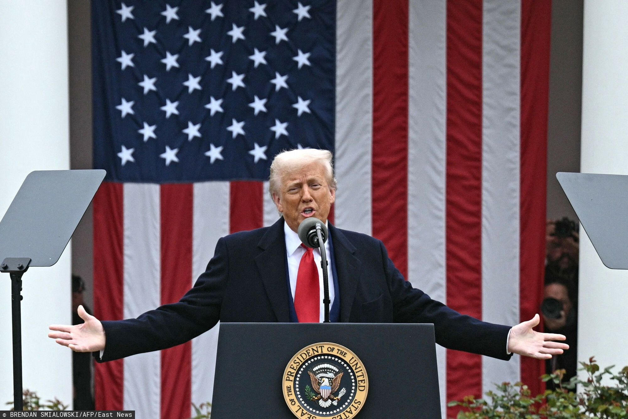 Prezydent Trump podpisa? rozporz?dzenie nak?adaj?ce c?a wzajemne
US President Donald Trump delivers remarks on reciprocal tariffs during an event in the Rose Garden entitled "Make America Wealthy Again" at the White House in Washington, DC, on April 2, 2025. Trump geared up to unveil sweeping new "Liberation Day" tariffs in a move that threatens to ignite a devastating global trade war. Key US trading partners including the European Union and Britain said they were preparing their responses to Trump's escalation, as nervous markets fell in Europe and America. (Photo by Brendan SMIALOWSKI / AFP)
BRENDAN SMIALOWSKI