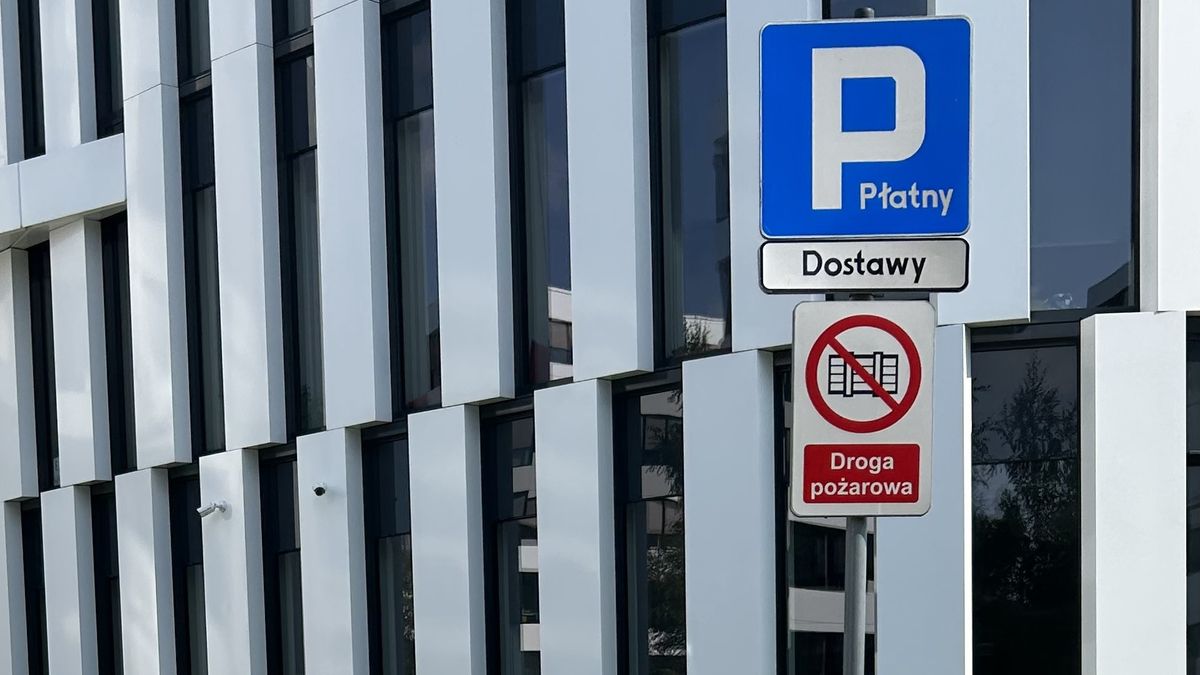 ZNak D-18 i tabliczka informująca o... nie wiadomo czym.