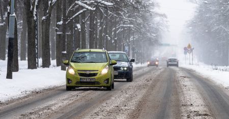 Trudne warunki na drogach w kilku województwach. Są ostrzeżenia