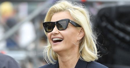"Goła noga i ciężki but". Tak ubrana wyleguje się na kanapie