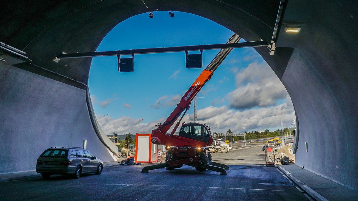 Prace wykończeniowe i testy w tunelu pod masywem góry Luboń Mały w ciągu nowej zakopianki (droga S7)