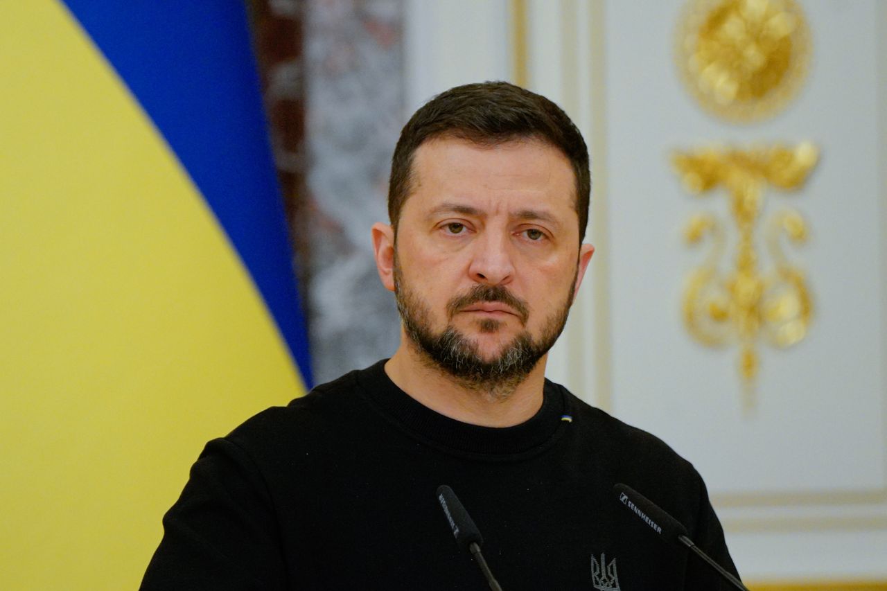 Zelensky shuns Russian language as nation's protest grows