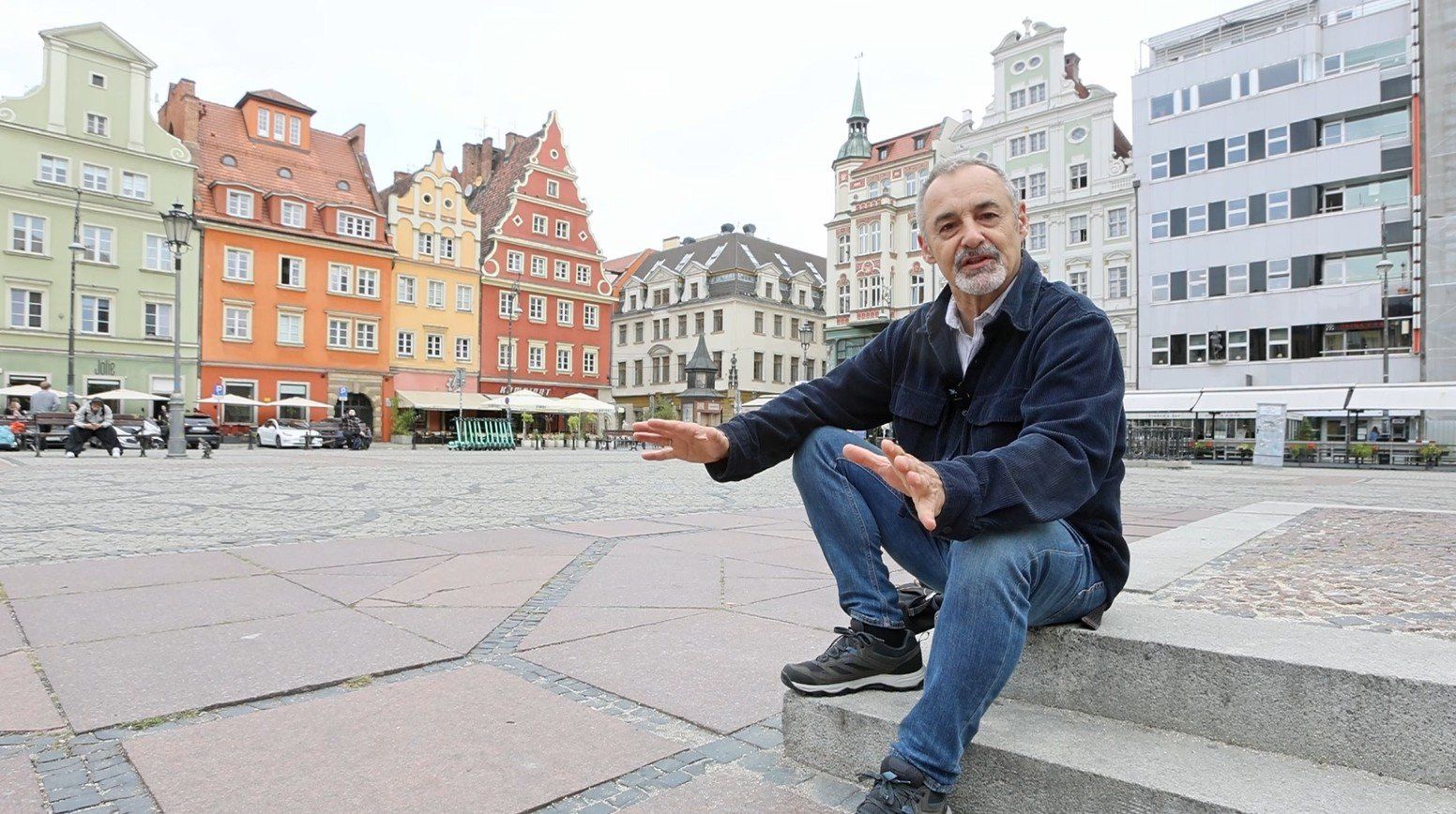 Autor cyklu &#34;Opowiedzmy Wrocław&#34;, Juliusz Woźny na placu Solnym