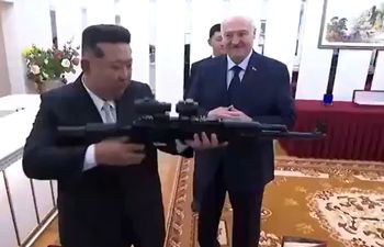 Karabin i wazon. Takimi upominkami wymienili się dyktatorzy