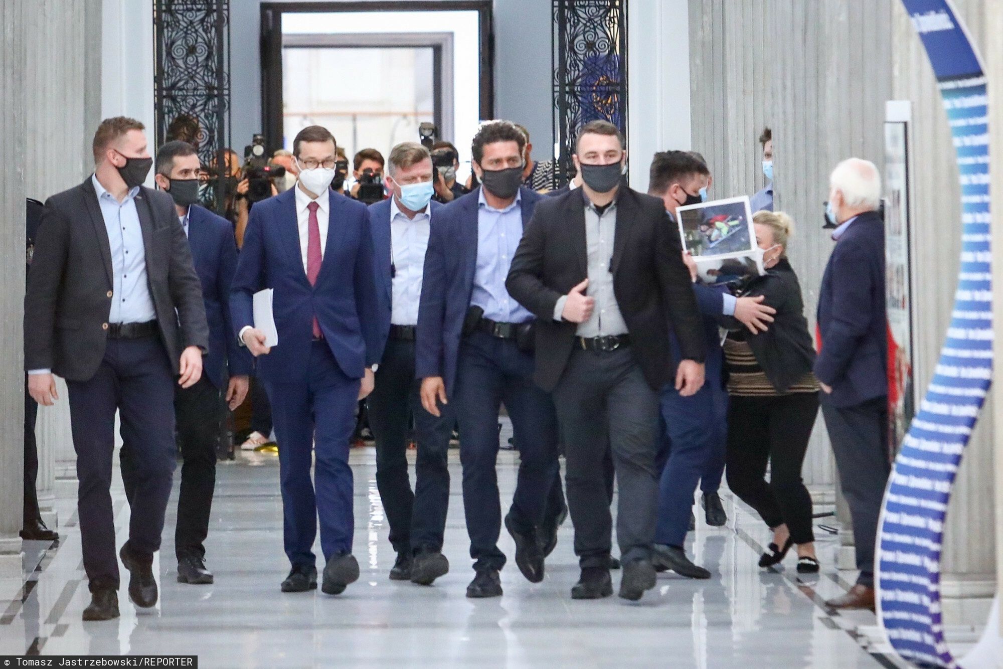 Minister Michał Dworczyk odpycha posłankę, która postuluje o szybsze szczepienia dla osób z niepełnosprawnością