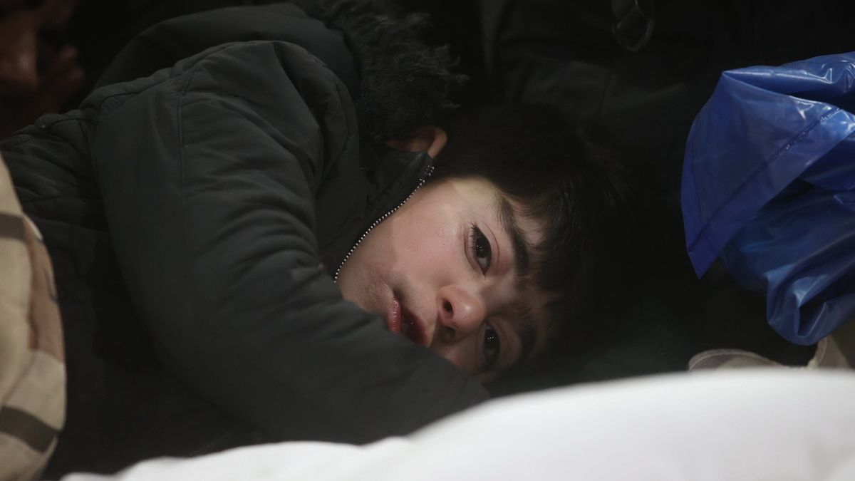 Belarusian-Polish border situationepa09586892 A handout photo made available by Belta news agency shows a child settling for the night in a logistics center at the Belarusian-Polish border near the Bruzgi-Kuznica checkpoint, in the Grodno region, Belarus, 17 November 2021. Asylum-seekers, refugees and migrants from the Middle East arrived at the Belarusian-Polish checkpoint of Bruzgi-Kuznica aiming to cross the border. Thousands of people, who want to obtain asylum in the European Union, have been trapped at low temperatures at the Polish-Belarus border since 08 November.  EPA/LEONID SCHEGLOV/BELTA HANDOUT -- MANDATORY CREDIT -- HANDOUT EDITORIAL USE ONLY/NO SALES Dostawca: PAP/EPA.LEONID SCHEGLOV/BELTA HANDOUT