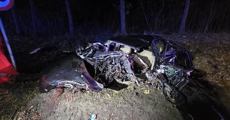 Roztrzaskał się na drzewie. Tyle zostało z alfy romeo. Zginął 27-latek
