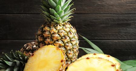 Jeśli wyrzucasz skórkę ananasa, robisz błąd. Pomaga schudnąć i reguluje poziom cholesterolu