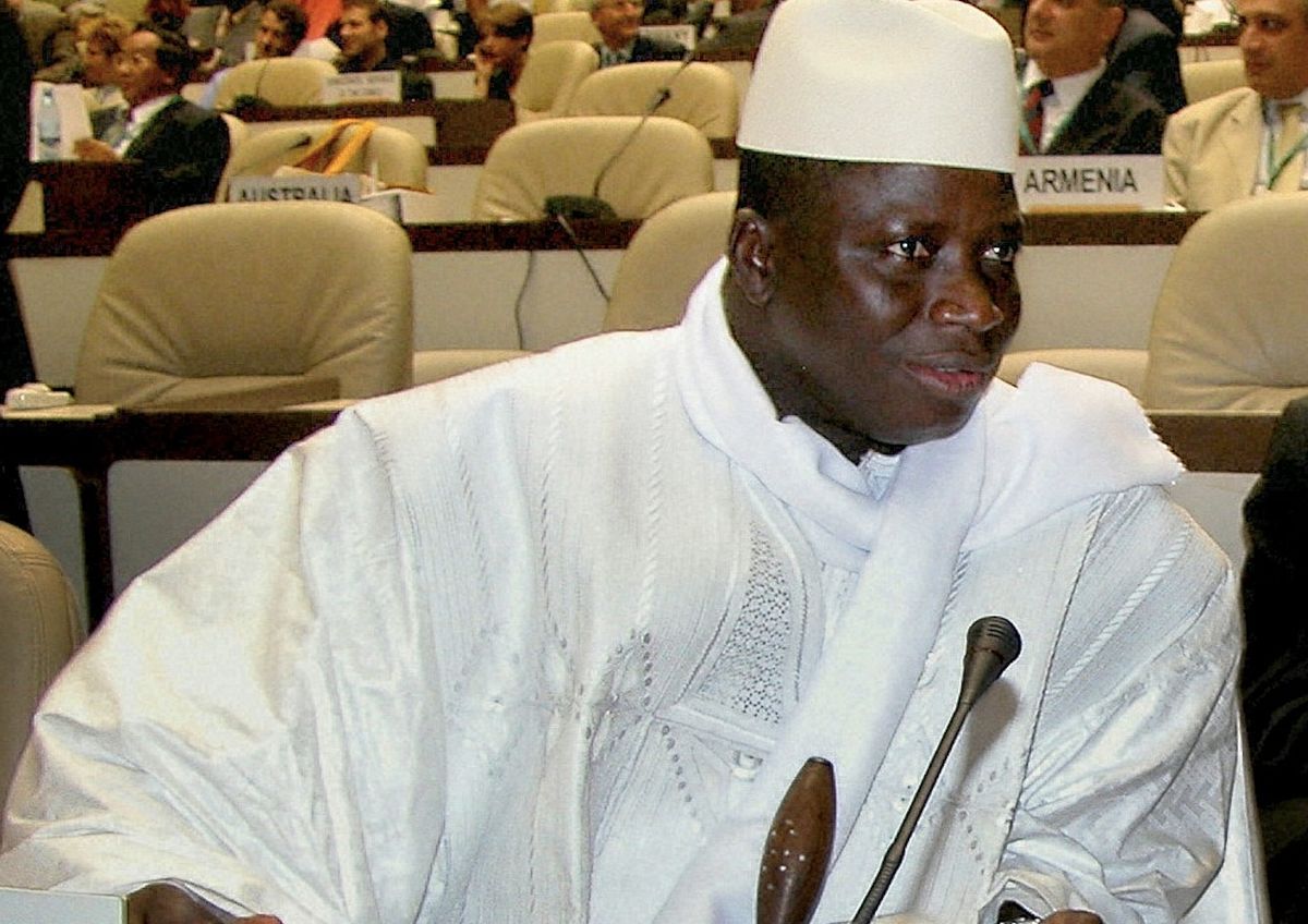 Gambijski dyktator Yahya Jammeh wymyślił autorską terapię leczącą z AIDS/HIV. Polegała na przyjmowaniu naparów ziołowych i nacieraniu ciała zieloną papką (Wikimedia Commons)