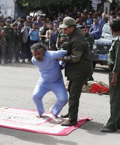 Jemen. Publiczna egzekucja morderców dzieci. Setki gapiów