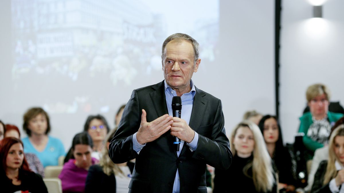 Pszczyna, 20.03.2023. Przewodniczący Platformy Obywatelskiej Donald Tusk podczas spotkania z kobietami w Stajniach Książęcych w Pszczynie w ramach trasy programowej "Tu Jest Przyszłość", 20 bm. (mr) PAP/Zbigniew Meissner