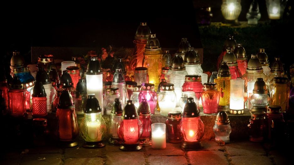 Każdego roku po 1 i 2 listopada w śmieciach lądują tysiące ton plastikowych odpadów.