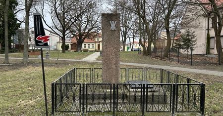 Pomnik upamiętniający nauczycieli ziemi płockiej poddany zostanie renowacji