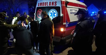 Olecko. Migranci zatrzymani w karetce. 18 osób w jednym ambulansie