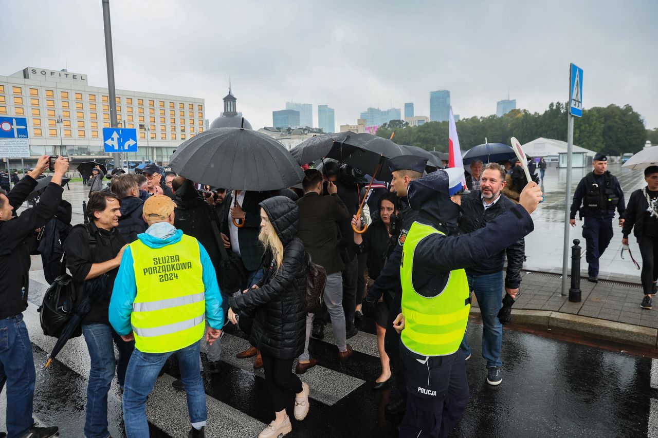 Chaos na miesięcznicy. Aktywista  kilkukrotnie uderzony. Jest nagranie