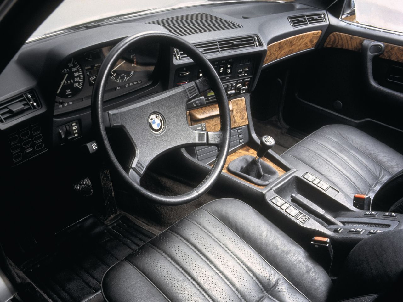 W 1984 roku BMW poprawiło silnik 745i. Jednostka o oznaczeniu M106 została wyposażona w komputer Motronic. Powiększono także jej pojemność skokową. Wzrosła ona do 3,4 l.