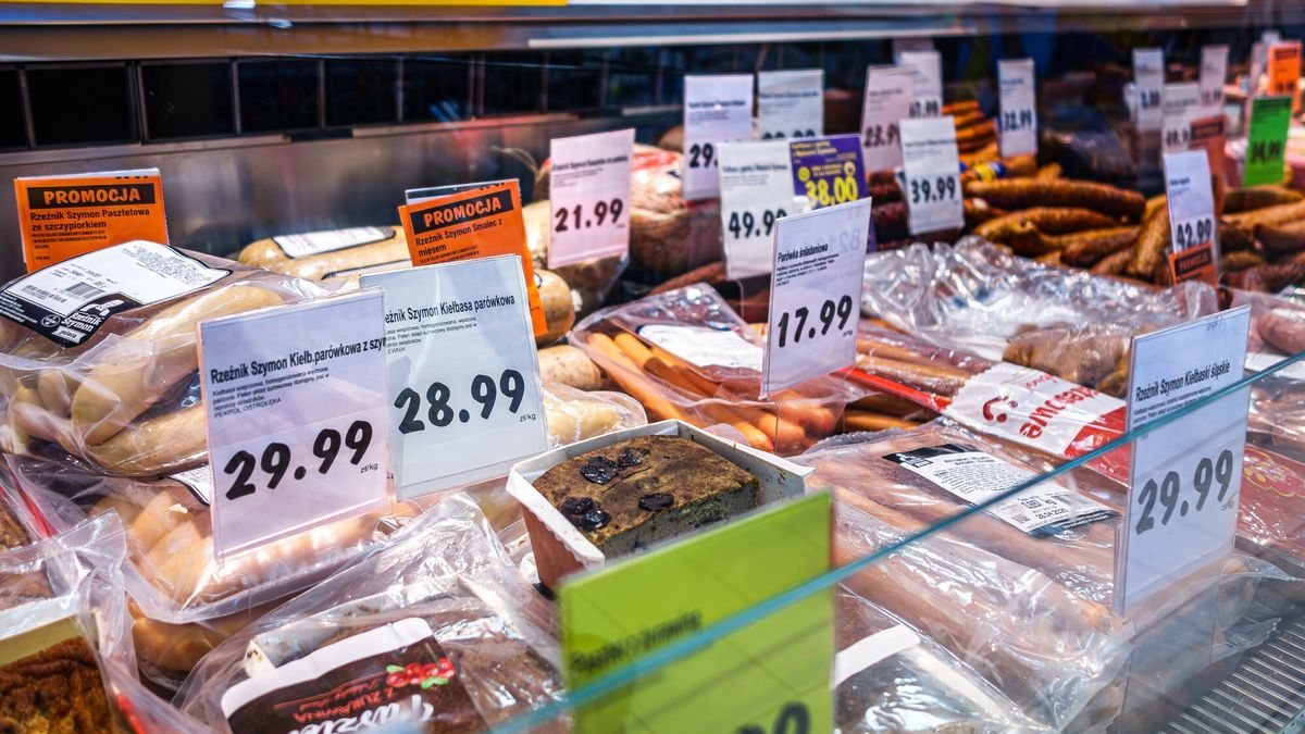 Reporter archiwum 2025 0414.04.2025 Ruciane-Nida, woj. warminsko-mazurskie. Sklep Polomarket. N/z Lada chlodnicza z wedlinami (zdj. ilustracyjne).fot. Eryk Stawinski/REPORTEREryk Stawinski/REPORTER