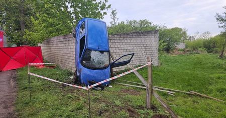 Uderzył w budynek i zatrzymał się w pionie. Kierowca walczy o życie