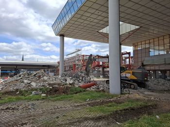 Częstochowa: Trwa rozbiórka dworca PKP. Znikają ogromne schody i stare przejście nad torami