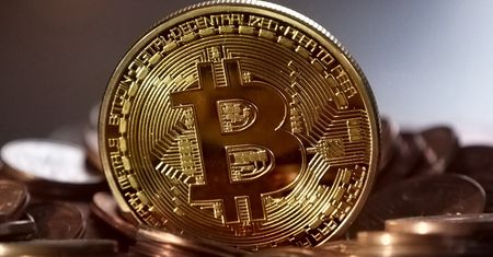 Bitcoin bije kolejne rekordy. Kryptowaluta warta ponad 100 tys. zł