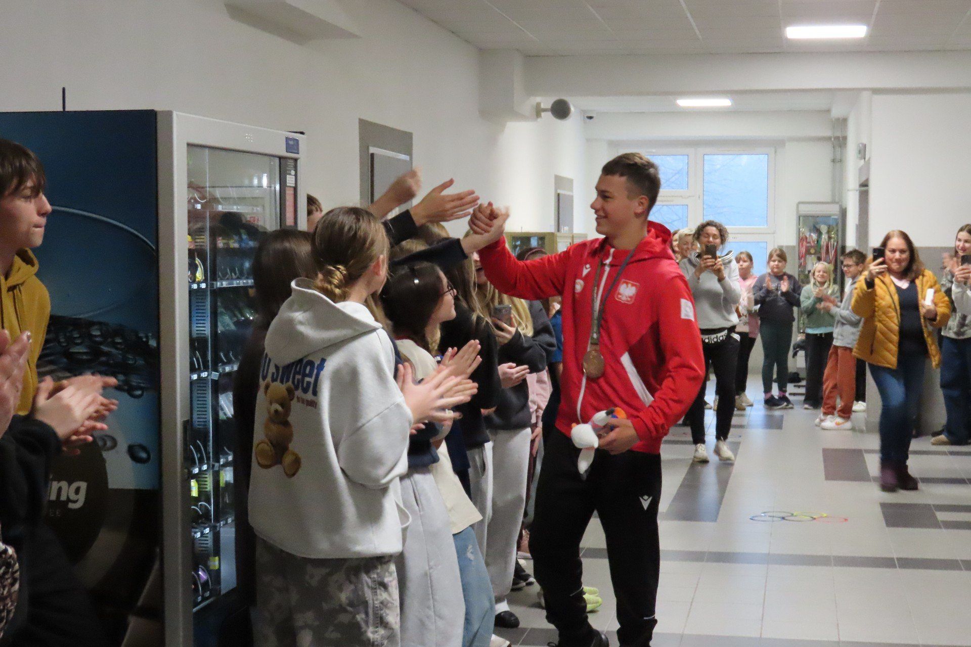 Wojtek Witecki został 1 grudnia powitany przez szkolną społeczność Zespołu Szkół Sportowych im. Polskich Olimpijczyków