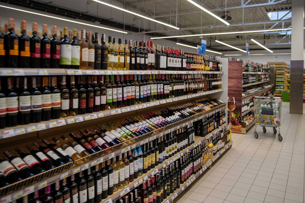 Polacy odnieśli się w sondażu do kwestii sprzedaży alkoholu