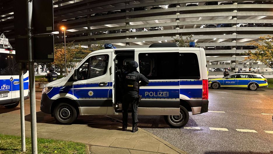 Uzbrojony m??czyzna z dzieckiem na p?ycie lotniska w Hamburgu
Heute Abend um kurz nach 20 Uhr hat ein Auto ein Tor zum Sicherheitsbereich des Hamburger Flughafens durchbrochen. In dem Auto sollen sich ein Mann und zwei Kinder befinden. Der Mann ist bewaffnet und hat die Waffe auch benutzt, bzw. Sch?sse abgegeben. Die Sch?sse gingen wohl in die Luft. Laut Bundespolizei soll es sich um eine Kindesentziehung handeln. Die Polizei Hamburg und die Bundespolizei sind mit einem Gro�aufgebot und Spezialkr�ften im Einsatz. Der Flughafen Hamburg ist zur Zeit gesperrt, die Terminals wurden evakuiert. Stand 22.37 Uhr Hamburg, der 04.11.2023 Auto rast durch Tor am Hamburger Flughafen - Sch?sse auf Vorfeld, Hamburg-Fuhlsb?ttel Hamburg Deutschland Hamburg Airport Helmut-Schmidt- *** Shortly after 8 p.m. this
IMAGO/Lenthe-Medien/Schmid