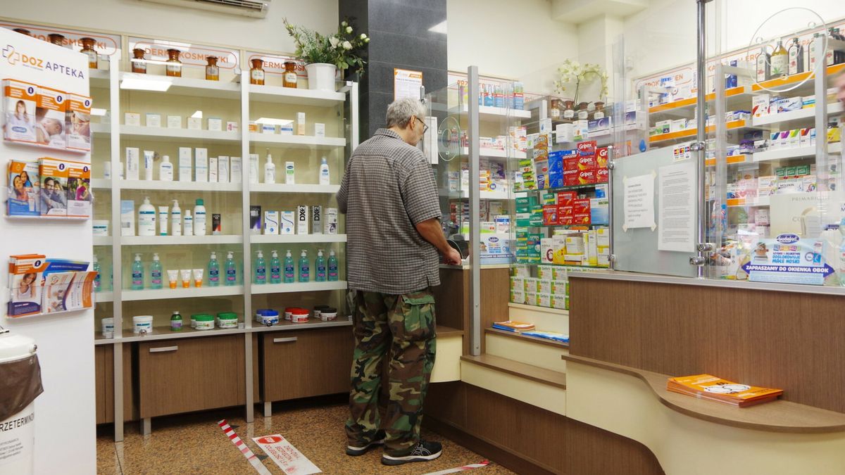 Stock Marek Bazak
Fot. Zofia i Marek Bazak/East News,
Warszawa. N/z zakupy w aptece.
ZOFIA BAZAK