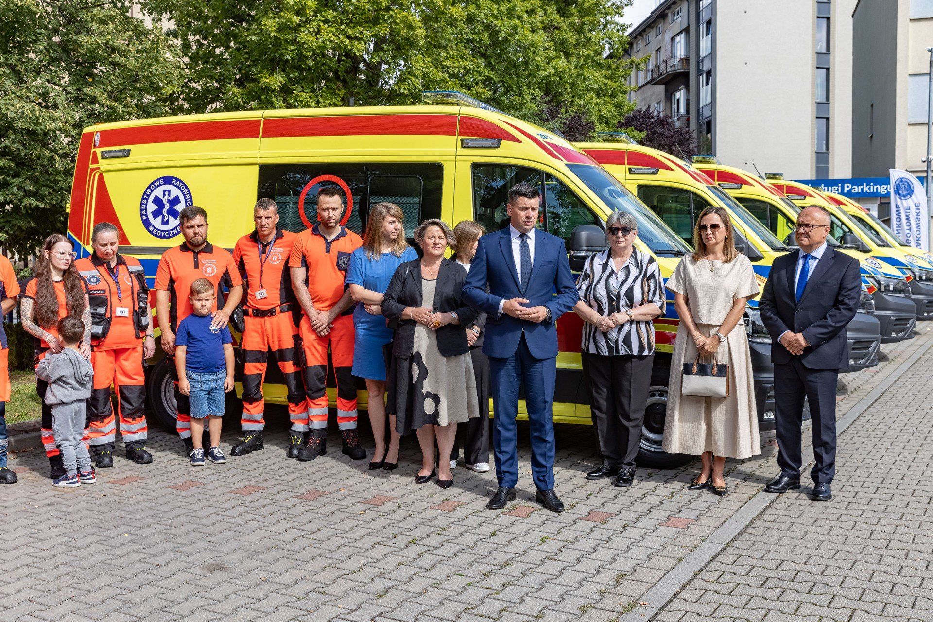 Przekazanie 5 karetek zespołom ratownictwa medycznego odbyło się na parkingu przed siedzibą Krakowskiego Pogotowia Ratunkoweg