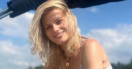 Przysiadła na huśtawce. Pozowała w bikini nie do pary