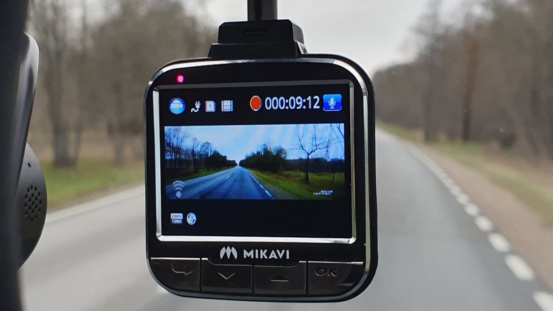 Policja przyznaje, że kamerki samochodowe cieszą się coraz większą popularnością, a kierowcy chętnie dokumentują łamanie przepisów