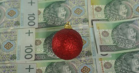 "Średnio 600 zł". Ruszyły wypłaty "karpiowego"