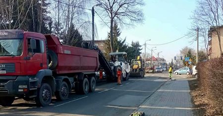 Długi korek i utrudnienia na ul. Długiej. Drogowcy frezują i kładą nowy asfalt
