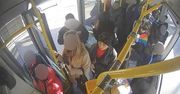 Pobiła pasażerkę autobusu za uwagę o maseczce. Poszukuje jej policja