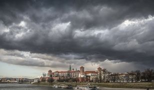 Pogoda. Gwałtowna ulewa w Krakowie. Paraliż komunikacyjny na ulicach, połamane drzewa