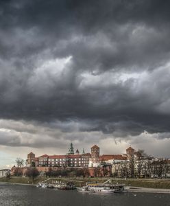 Pogoda. Gwałtowna ulewa w Krakowie. Paraliż komunikacyjny na ulicach, połamane drzewa