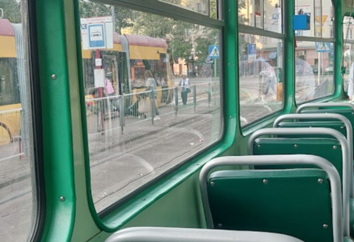 Nagle w tramwaju pękła szyba. Przyczyna może zaskakiwać