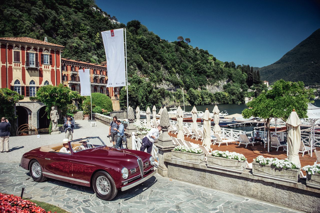 Czy może być coś piękniejszego? Alfa Romeo 6C 2500 Super Sport Convertible (Pinin Farina) i jezioro Como w tle.