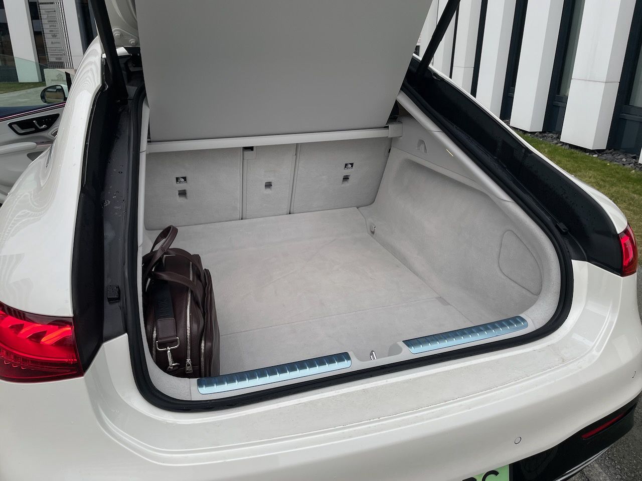Bagażnik Mercedesa EQS