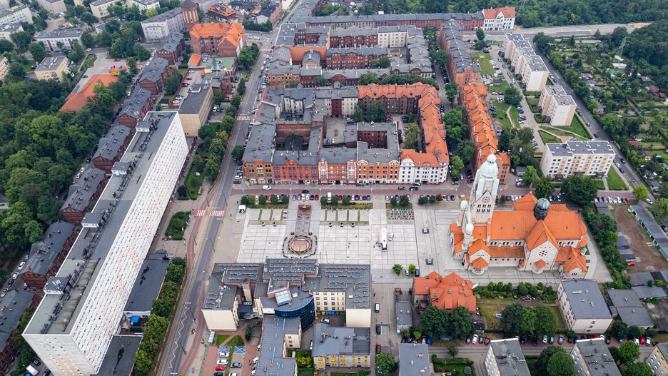 Z lotu ptaka widać wyraźnie, że z centralnego placu miasta zieleń zniknęła niemal zupełnie