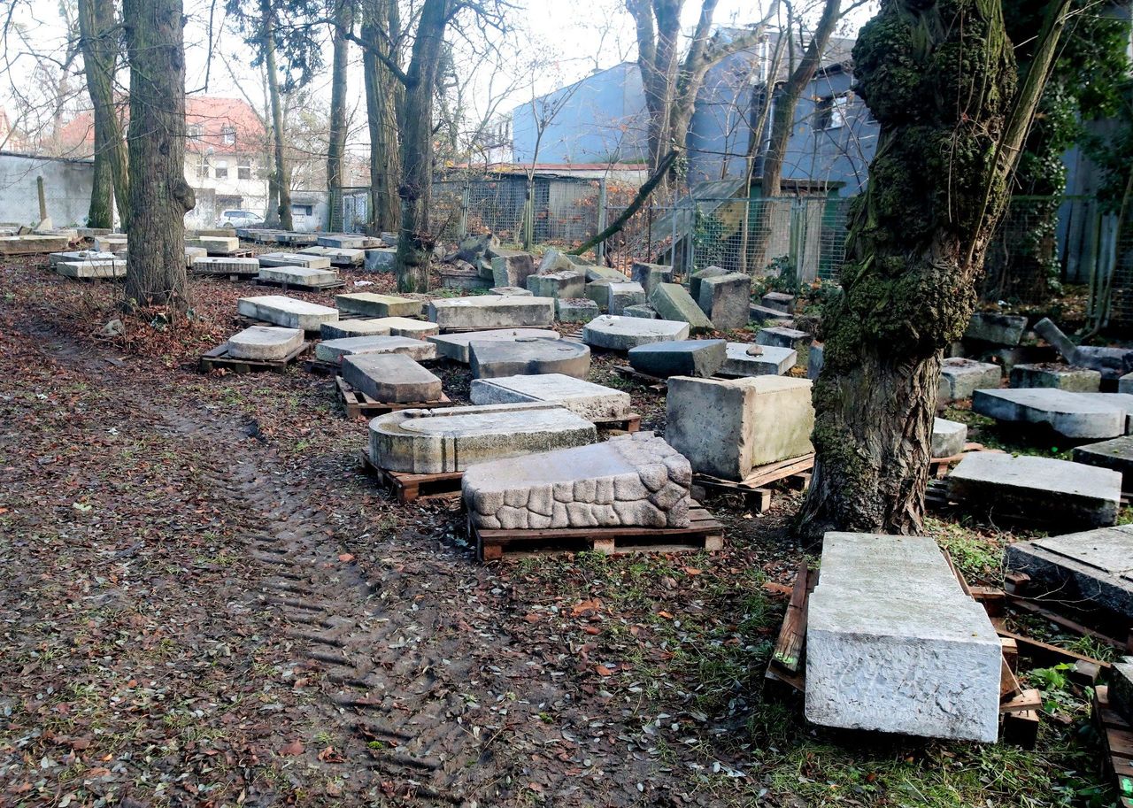 Szczecin: Macewy wracają na cmentarz żydowski. Trwa ważny etap prac konserwatorskich